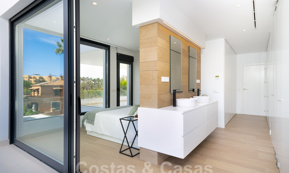 Zeer prijsgunstige, nieuwe, instapklare, moderne, beachside villa te koop op de New Golden Mile tussen Marbella en Estepona, op een steenworp van het strand 38606