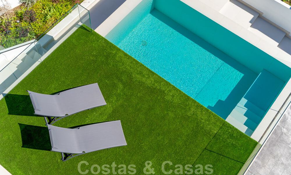 Zeer prijsgunstige, nieuwe, instapklare, moderne, beachside villa te koop op de New Golden Mile tussen Marbella en Estepona, op een steenworp van het strand 38607