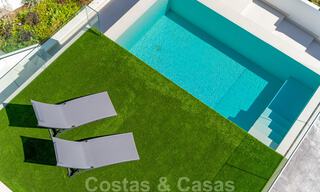 Zeer prijsgunstige, nieuwe, instapklare, moderne, beachside villa te koop op de New Golden Mile tussen Marbella en Estepona, op een steenworp van het strand 38607 