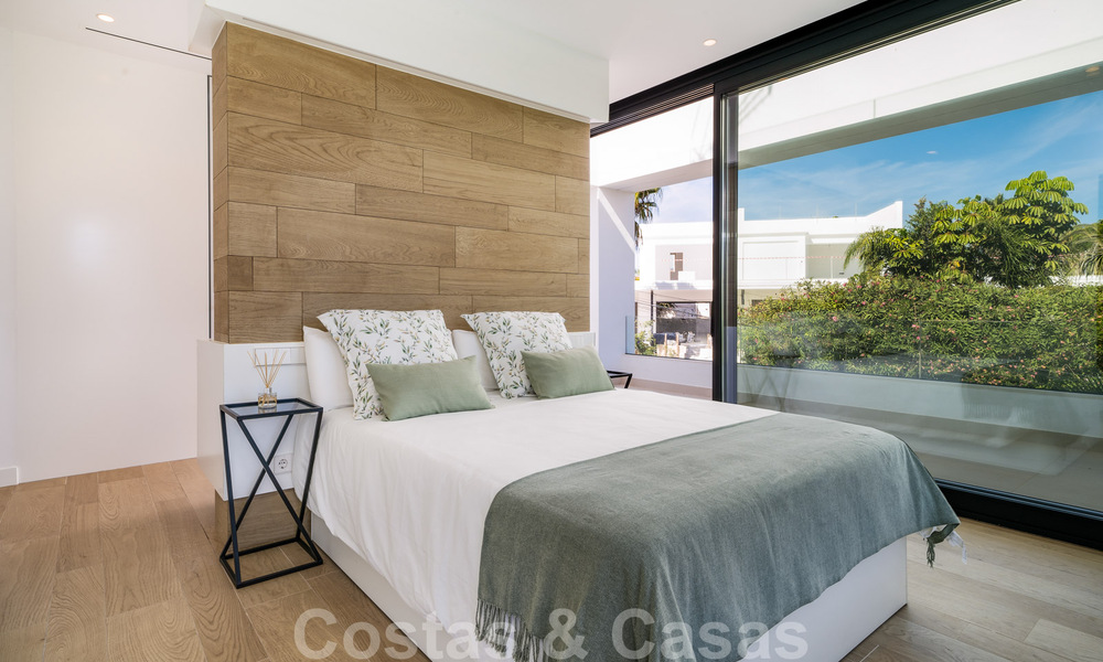 Zeer prijsgunstige, nieuwe, instapklare, moderne, beachside villa te koop op de New Golden Mile tussen Marbella en Estepona, op een steenworp van het strand 38608