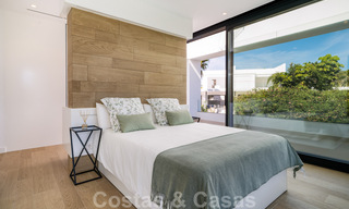 Zeer prijsgunstige, nieuwe, instapklare, moderne, beachside villa te koop op de New Golden Mile tussen Marbella en Estepona, op een steenworp van het strand 38608 