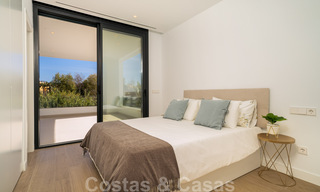 Zeer prijsgunstige, nieuwe, instapklare, moderne, beachside villa te koop op de New Golden Mile tussen Marbella en Estepona, op een steenworp van het strand 38609 