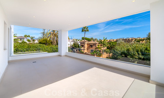Zeer prijsgunstige, nieuwe, instapklare, moderne, beachside villa te koop op de New Golden Mile tussen Marbella en Estepona, op een steenworp van het strand 38611 