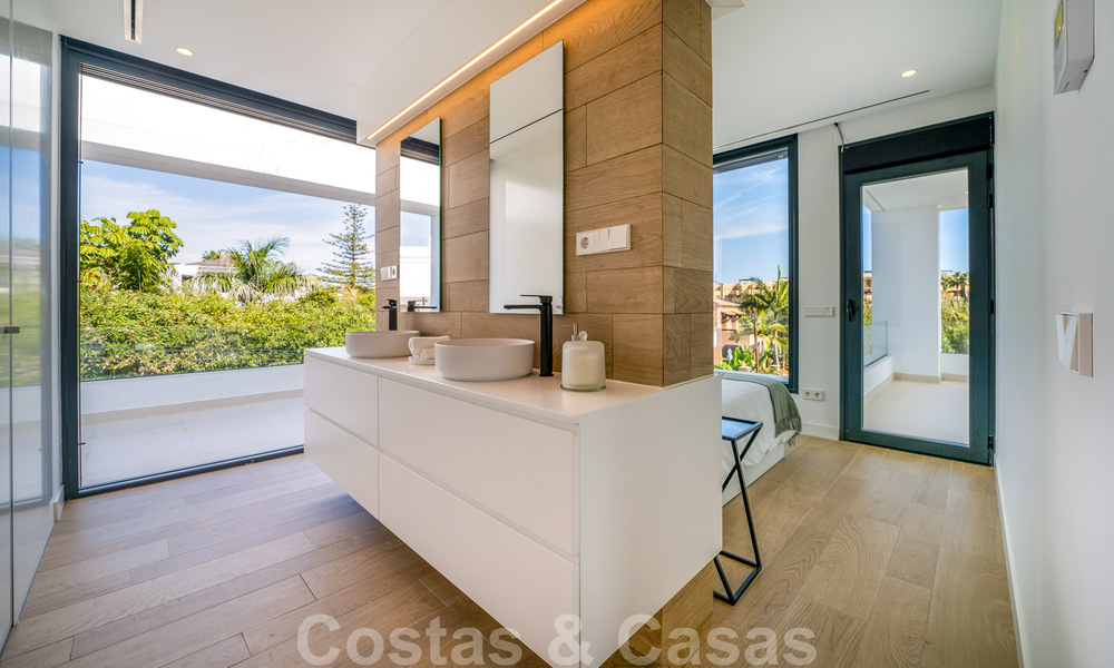 Zeer prijsgunstige, nieuwe, instapklare, moderne, beachside villa te koop op de New Golden Mile tussen Marbella en Estepona, op een steenworp van het strand 38612