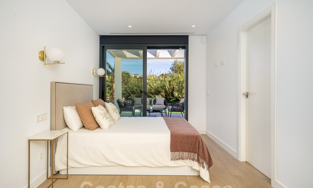 Zeer prijsgunstige, nieuwe, instapklare, moderne, beachside villa te koop op de New Golden Mile tussen Marbella en Estepona, op een steenworp van het strand 38614