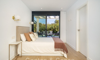 Zeer prijsgunstige, nieuwe, instapklare, moderne, beachside villa te koop op de New Golden Mile tussen Marbella en Estepona, op een steenworp van het strand 38614 