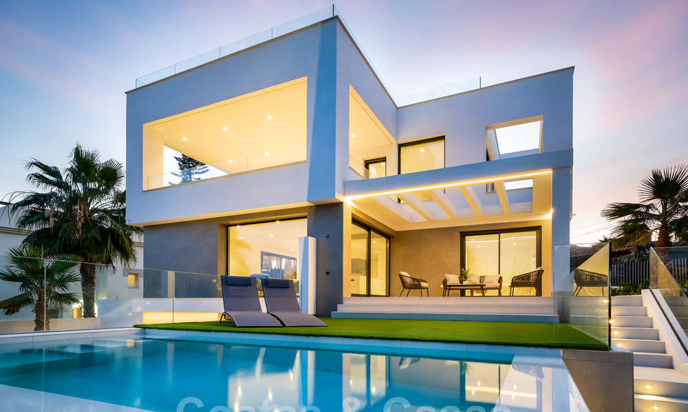 Zeer prijsgunstige, nieuwe, instapklare, moderne, beachside villa te koop op de New Golden Mile tussen Marbella en Estepona, op een steenworp van het strand 38889