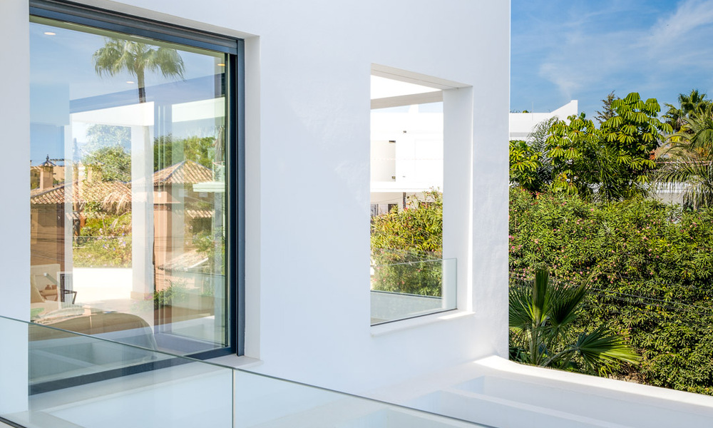 Zeer prijsgunstige, nieuwe, instapklare, moderne, beachside villa te koop op de New Golden Mile tussen Marbella en Estepona, op een steenworp van het strand 38890