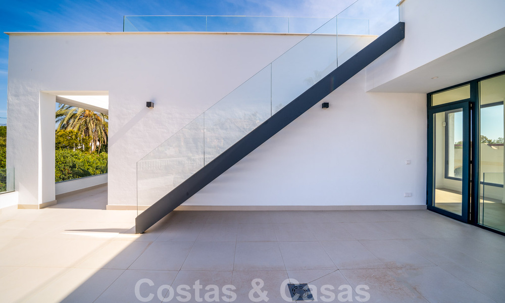 Zeer prijsgunstige, nieuwe, instapklare, moderne, beachside villa te koop op de New Golden Mile tussen Marbella en Estepona, op een steenworp van het strand 38891