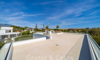 Zeer prijsgunstige, nieuwe, instapklare, moderne, beachside villa te koop op de New Golden Mile tussen Marbella en Estepona, op een steenworp van het strand 38892 