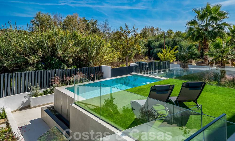 Zeer prijsgunstige, nieuwe, instapklare, moderne, beachside villa te koop op de New Golden Mile tussen Marbella en Estepona, op een steenworp van het strand 38894