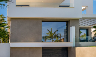 Zeer prijsgunstige, nieuwe, instapklare, moderne, beachside villa te koop op de New Golden Mile tussen Marbella en Estepona, op een steenworp van het strand 38895 