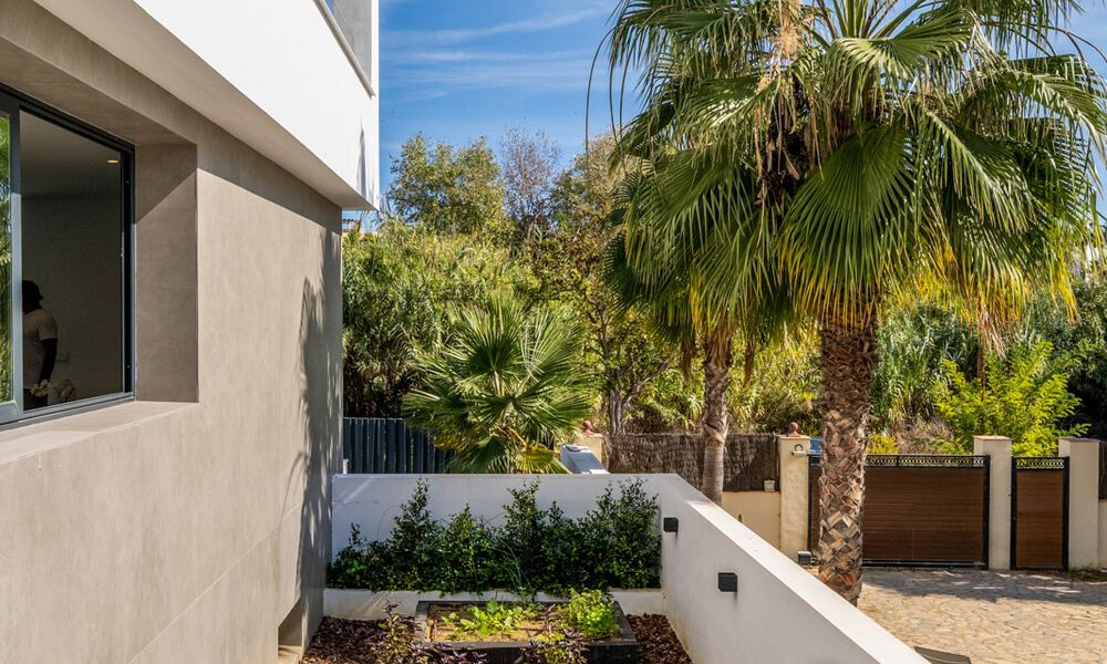 Zeer prijsgunstige, nieuwe, instapklare, moderne, beachside villa te koop op de New Golden Mile tussen Marbella en Estepona, op een steenworp van het strand 38896
