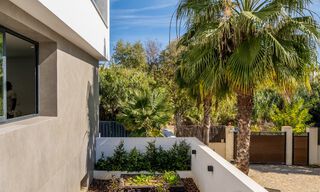 Zeer prijsgunstige, nieuwe, instapklare, moderne, beachside villa te koop op de New Golden Mile tussen Marbella en Estepona, op een steenworp van het strand 38896 