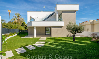 Zeer prijsgunstige, nieuwe, instapklare, moderne, beachside villa te koop op de New Golden Mile tussen Marbella en Estepona, op een steenworp van het strand 38901 