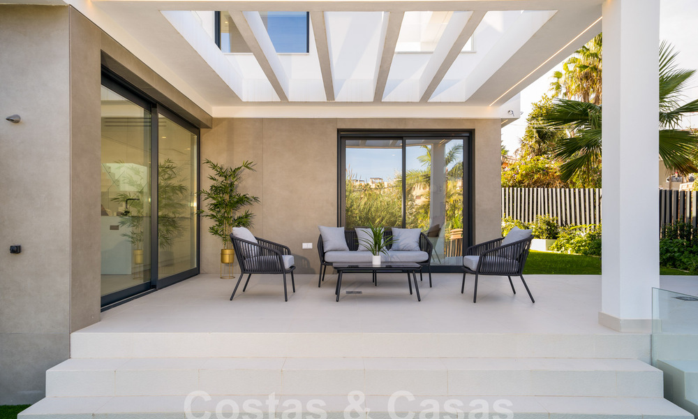 Zeer prijsgunstige, nieuwe, instapklare, moderne, beachside villa te koop op de New Golden Mile tussen Marbella en Estepona, op een steenworp van het strand 38902