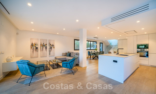 Zeer prijsgunstige, nieuwe, instapklare, moderne, beachside villa te koop op de New Golden Mile tussen Marbella en Estepona, op een steenworp van het strand 38906 