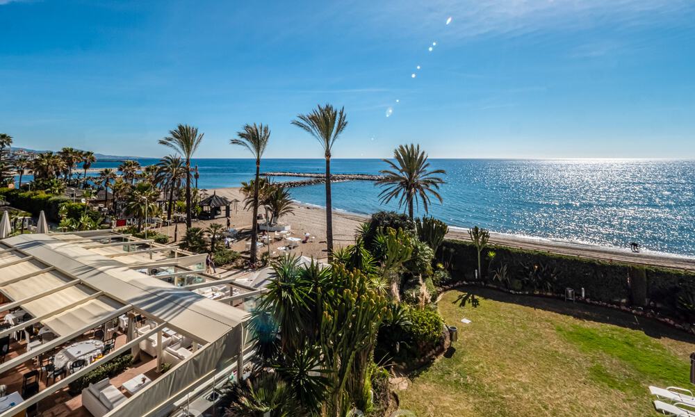 Authentiek, eerstelijns strand appartement te koop met zeezicht op een steenworp van Puerto Banus, Marbella 38621