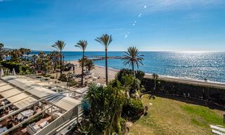 Authentiek, eerstelijns strand appartement te koop met zeezicht op een steenworp van Puerto Banus, Marbella 38621 