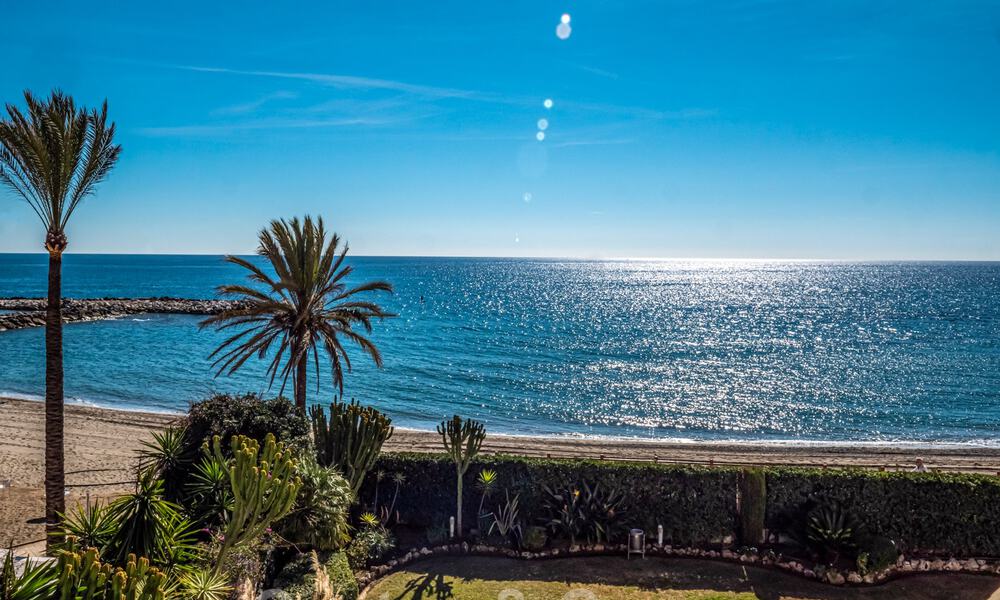 Authentiek, eerstelijns strand appartement te koop met zeezicht op een steenworp van Puerto Banus, Marbella 38625