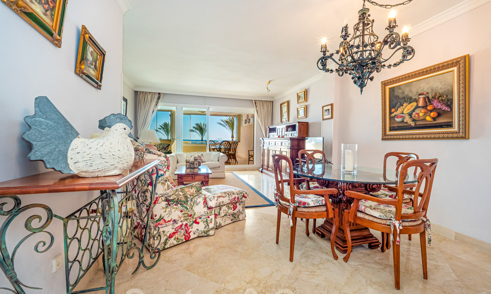 Authentiek, eerstelijns strand appartement te koop met zeezicht op een steenworp van Puerto Banus, Marbella 38628