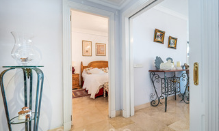 Authentiek, eerstelijns strand appartement te koop met zeezicht op een steenworp van Puerto Banus, Marbella 38629 