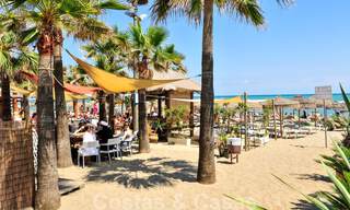 Authentiek, eerstelijns strand appartement te koop met zeezicht op een steenworp van Puerto Banus, Marbella 38662 