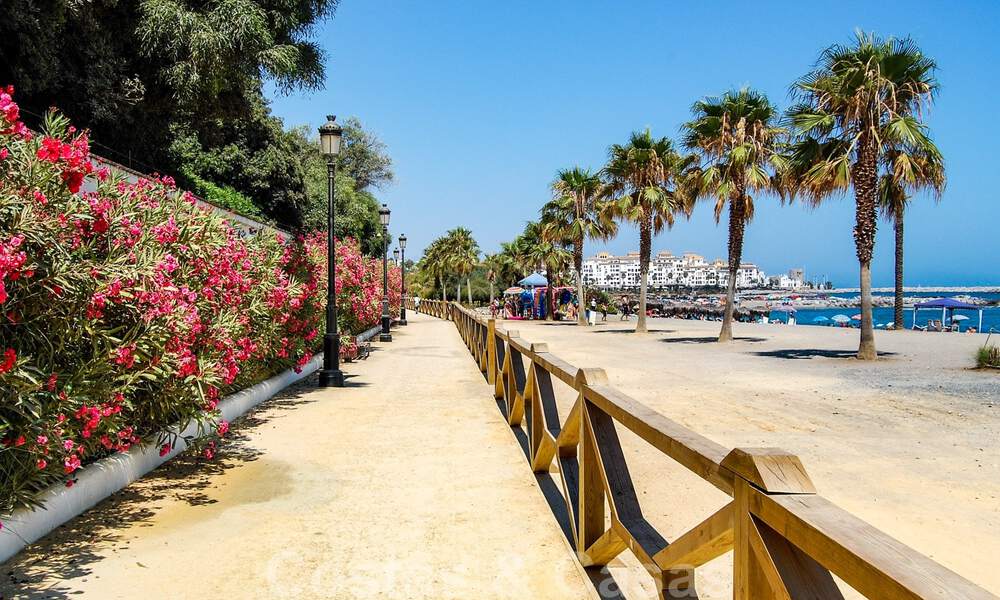 Authentiek, eerstelijns strand appartement te koop met zeezicht op een steenworp van Puerto Banus, Marbella 38665