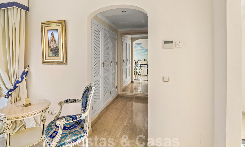 Luxevilla te koop in een klassieke Spaanse stijl, met panoramisch zeezicht in Benahavis - Marbella 38732