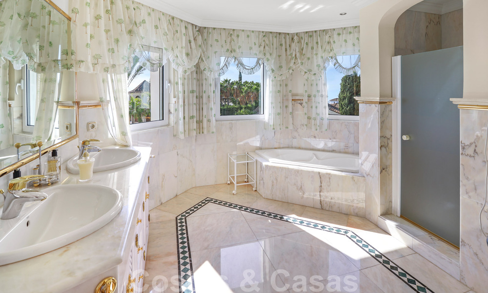 Luxevilla te koop in een klassieke Spaanse stijl, met panoramisch zeezicht in Benahavis - Marbella 38734