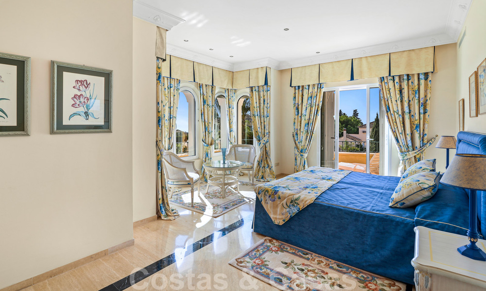 Luxevilla te koop in een klassieke Spaanse stijl, met panoramisch zeezicht in Benahavis - Marbella 38737