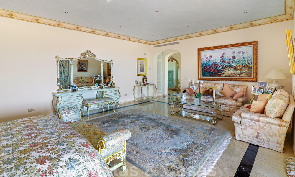Luxevilla te koop in een klassieke Spaanse stijl, met panoramisch zeezicht in Benahavis - Marbella 38740