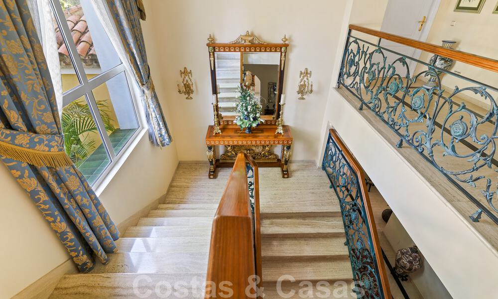 Luxevilla te koop in een klassieke Spaanse stijl, met panoramisch zeezicht in Benahavis - Marbella 38744
