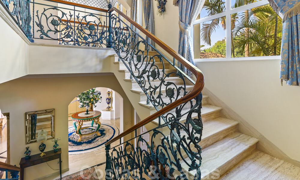 Luxevilla te koop in een klassieke Spaanse stijl, met panoramisch zeezicht in Benahavis - Marbella 38746