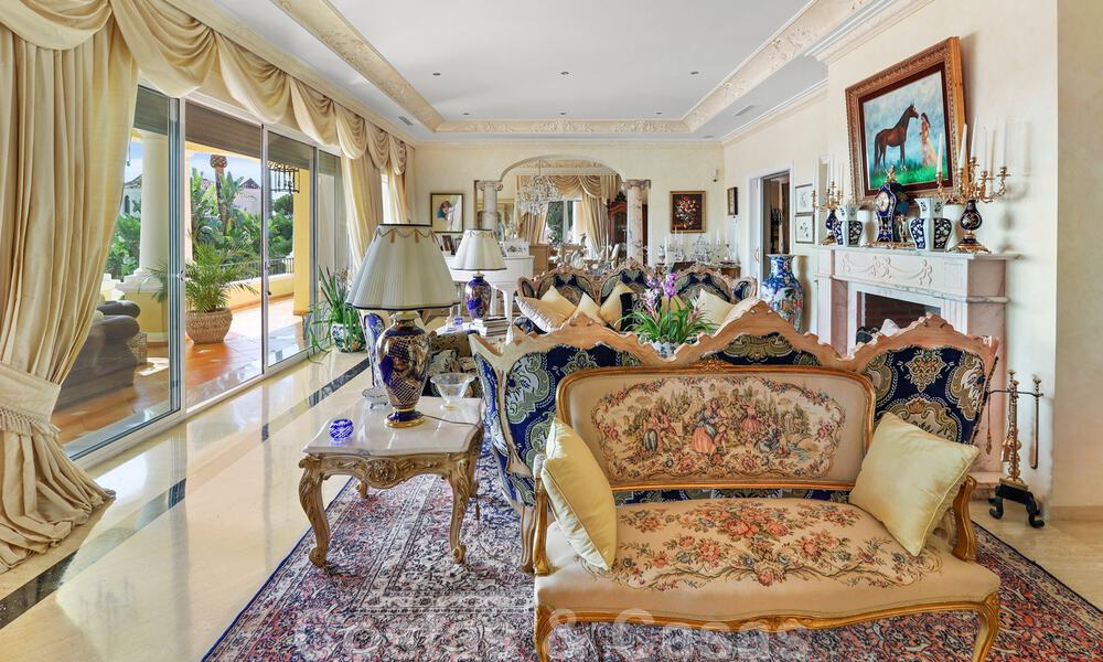 Luxevilla te koop in een klassieke Spaanse stijl, met panoramisch zeezicht in Benahavis - Marbella 38752