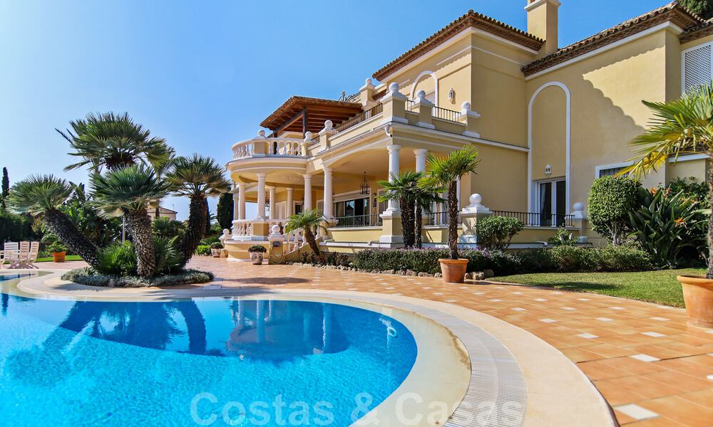 Luxevilla te koop in een klassieke Spaanse stijl, met panoramisch zeezicht in Benahavis - Marbella 38771