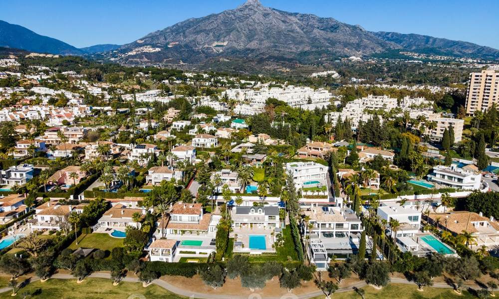 Eigentijdse, uitstekend gelegen luxevilla te koop in een afgeschermde woonwijk, eerstelijns golf Las Brisas te Nueva Andalucia, Marbella 39052
