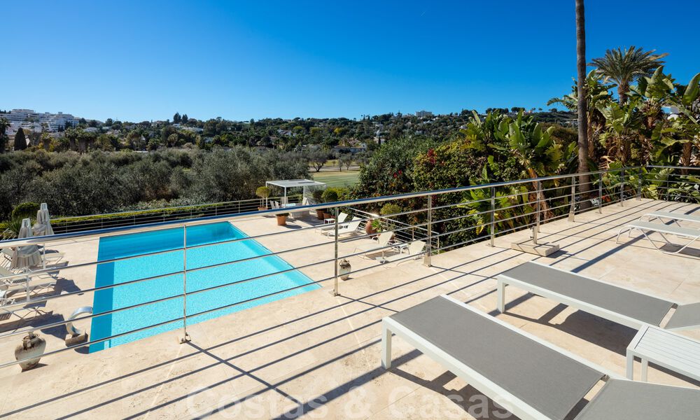 Eigentijdse, uitstekend gelegen luxevilla te koop in een afgeschermde woonwijk, eerstelijns golf Las Brisas te Nueva Andalucia, Marbella 39053