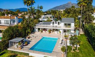 Eigentijdse, uitstekend gelegen luxevilla te koop in een afgeschermde woonwijk, eerstelijns golf Las Brisas te Nueva Andalucia, Marbella 39054 