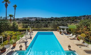Eigentijdse, uitstekend gelegen luxevilla te koop in een afgeschermde woonwijk, eerstelijns golf Las Brisas te Nueva Andalucia, Marbella 39055 