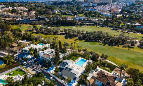 Eigentijdse, uitstekend gelegen luxevilla te koop in een afgeschermde woonwijk, eerstelijns golf Las Brisas te Nueva Andalucia, Marbella 39056