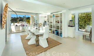 Eigentijdse, uitstekend gelegen luxevilla te koop in een afgeschermde woonwijk, eerstelijns golf Las Brisas te Nueva Andalucia, Marbella 39057 