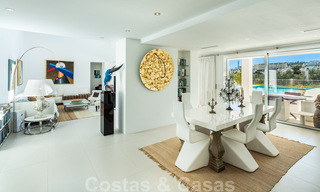 Eigentijdse, uitstekend gelegen luxevilla te koop in een afgeschermde woonwijk, eerstelijns golf Las Brisas te Nueva Andalucia, Marbella 39058 
