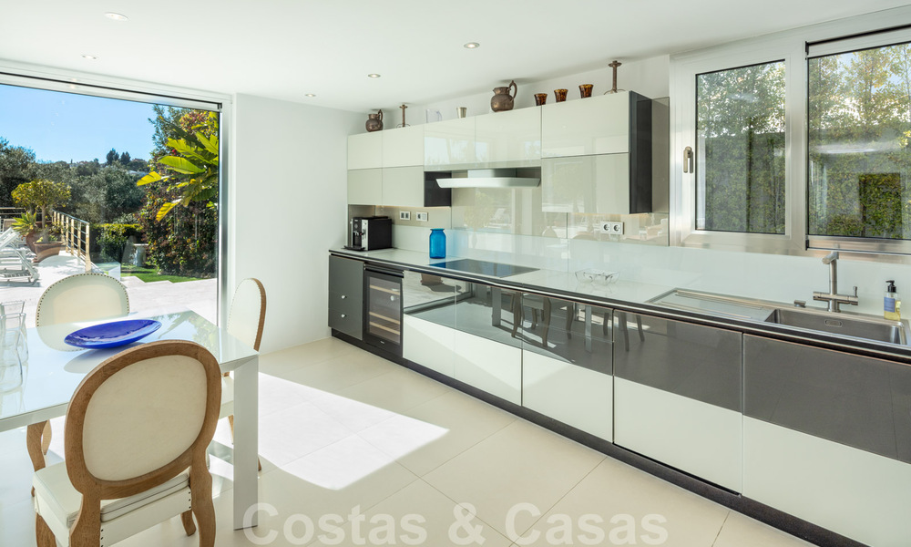 Eigentijdse, uitstekend gelegen luxevilla te koop in een afgeschermde woonwijk, eerstelijns golf Las Brisas te Nueva Andalucia, Marbella 39059