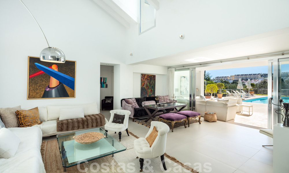 Eigentijdse, uitstekend gelegen luxevilla te koop in een afgeschermde woonwijk, eerstelijns golf Las Brisas te Nueva Andalucia, Marbella 39060