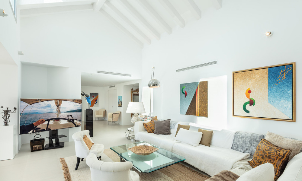 Eigentijdse, uitstekend gelegen luxevilla te koop in een afgeschermde woonwijk, eerstelijns golf Las Brisas te Nueva Andalucia, Marbella 39061