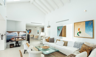 Eigentijdse, uitstekend gelegen luxevilla te koop in een afgeschermde woonwijk, eerstelijns golf Las Brisas te Nueva Andalucia, Marbella 39061 