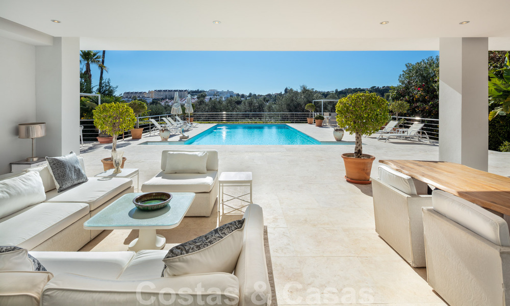 Eigentijdse, uitstekend gelegen luxevilla te koop in een afgeschermde woonwijk, eerstelijns golf Las Brisas te Nueva Andalucia, Marbella 39062