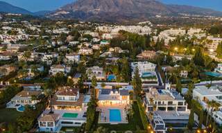 Eigentijdse, uitstekend gelegen luxevilla te koop in een afgeschermde woonwijk, eerstelijns golf Las Brisas te Nueva Andalucia, Marbella 39066 