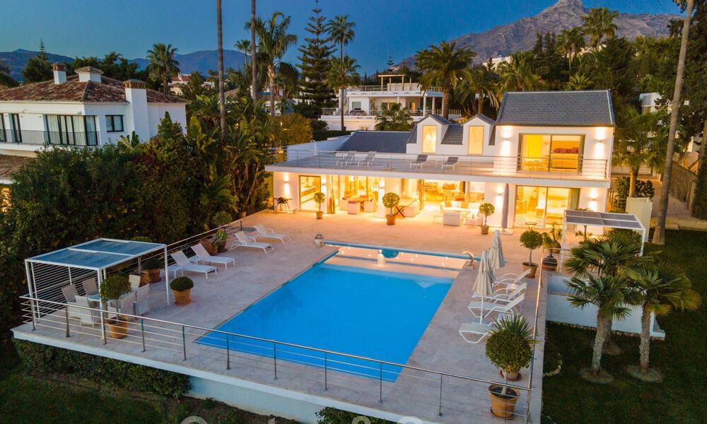 Eigentijdse, uitstekend gelegen luxevilla te koop in een afgeschermde woonwijk, eerstelijns golf Las Brisas te Nueva Andalucia, Marbella 39067